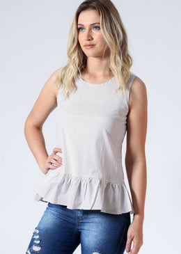 Blusa listrada com tecido de camisaria e babados na barra. Essencial para compor looks no dia-a-dia. Tabela de medidas: P= 36M= 38G= 40GG= 42Composição: 55% Algodão42% Poliéster3% Elastano 
