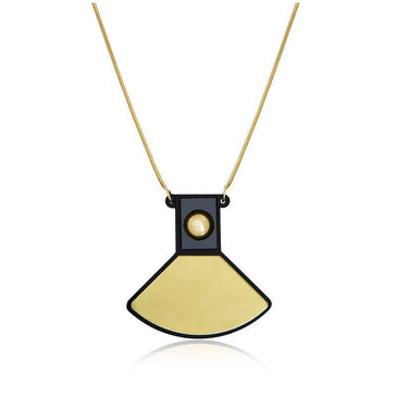   Colar  Avelina, com cordão folheado a ouro 18k e pingente geométrico em acrílico preto e dourado com cabochão de metal. Comprimento do colar: 80cm... 