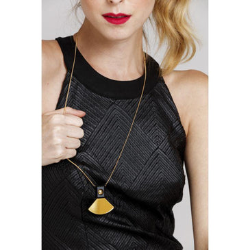   Colar  Avelina, com cordão folheado a ouro 18k e pingente geométrico em acrílico preto e dourado com cabochão de metal. Comprimento do colar: 80cm... 
