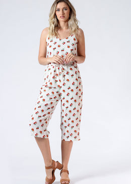 Macacão pantacourt de crepe com estampa floral e fundo branco de alcinha, com cordão na cintura para ajuste e valorização da silhueta. Tabela de medidas: P= 36M=... 