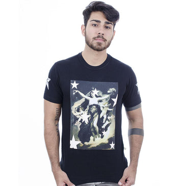 A camiseta masculina é confeccionada em malha 100% algodão Premium, estampa feita com tintas especiais, amaciada e com acabamento reforçado.Com referências ligadas ao skate, ao... 