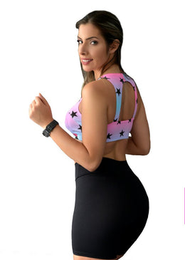 TOP FITNESS SUPER ESTILOSO. EM SUPLEX ESTAMPADOCOM DECOTE NAS COSTAS ACABAMENTO COM ELÁSTICO PARA MAIOR CONFORTO NO SEU TREINO.  CUIDADOS:-Não alvejar;-Não deixar de molho;-Não passar;-Usar sabão neutro:  