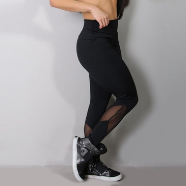 Calça fitness feminina confeccionada em suplex de poliéster preto de toque macio e com elasticidade na medida certa que permite que a calça se ajuste... 