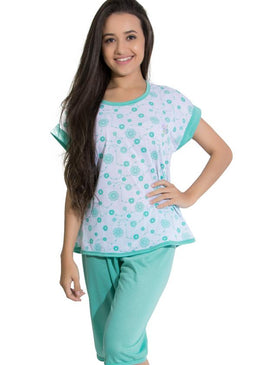 Pijama pescador confeccionado em malha, blusa com decote discreto, bainha larga nas mangas.A bermudinha com tecido liso tem o comprimento meio termo entre um short... 