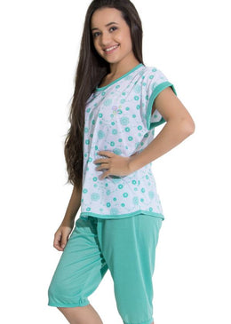 Pijama pescador confeccionado em malha, blusa com decote discreto, bainha larga nas mangas.A bermudinha com tecido liso tem o comprimento meio termo entre um short... 