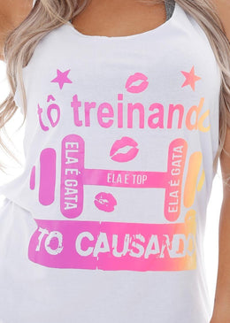 Descrição: Regata Longa Tô Treinando Tô Causando Feminina Coleção Hard Clothing Fit com Estampa na parte da frente em SilkScreen. Regata Fitness Feminina de Tecido Viscolycra de ótima qualidade com... 
