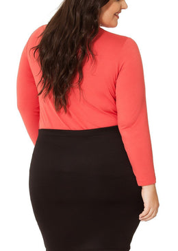 MARCA: LEPOQUESaia Plus Size em Neoprene com recortes em Tecido PU e cós com elástico.Composição do Produto: 92% Poliéster 8% ElastanoImportante:- Os acessórios utilizados na... 