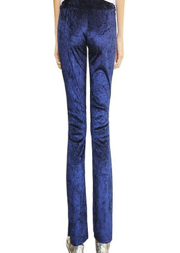 Calça feminina modelo reta, confeccionada em veludo cotelê. Com passantes no cós para melhor ajuste, fechamento por três botões em formato de flor em cada... 