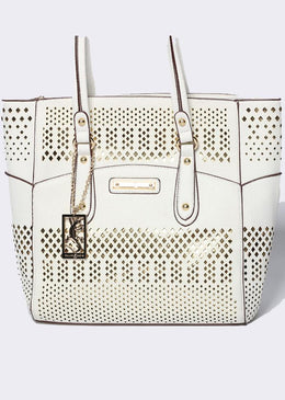 Shopping bag feita em material sintético com desenho frontal com cortes a laser e fundo dourado. Sofisticada e super fashion, tem fechamento principal em zíper... 