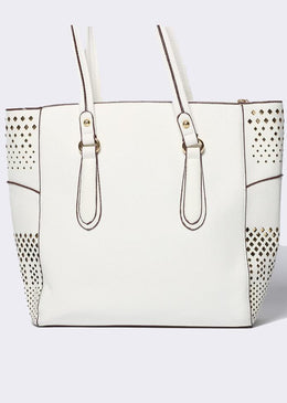 Shopping bag feita em material sintético com desenho frontal com cortes a laser e fundo dourado. Sofisticada e super fashion, tem fechamento principal em zíper... 