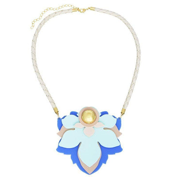   Colar Flor Bella folheado a ouro 18k, com pingente em forma de flor de acrílico, meia bola de resina e cordão de couro com... 