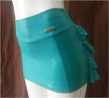   Short Saia com babados,com modelagem super confortável, possui cós médio e um comprimento que proporciona segurança na hora de malhar. É fabricado em um... 
