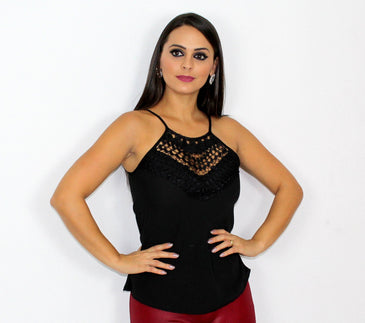 Regata com renda de guipir.Linda blusa modelo regatinha com detalhe no busto em renda de guipir e regulador de alça, que pode ser usada de... 