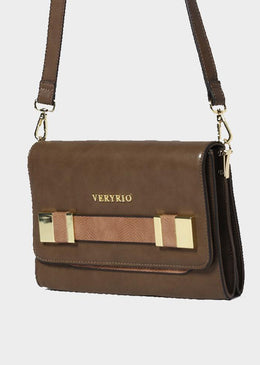 Bolsa tiracolo, com detalhes branco e dourado na parte frontal da bolsa  e com correntes na alça. Confeccionadas em couro sintético da melhor qualidade, acabamento impecável, Tamanho... 