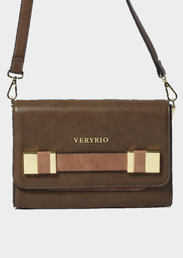 Bolsa tiracolo, com detalhes branco e dourado na parte frontal da bolsa  e com correntes na alça. Confeccionadas em couro sintético da melhor qualidade, acabamento impecável, Tamanho... 