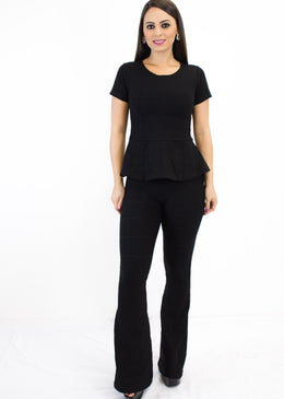 Linda, elegante e versátil. A calça flare bandagem é um sucesso. Cintura alta e boca de sino modela o corpo e mantém o look super... 