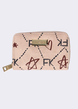Carteira feita em material sintético com textura jeans e estampa FK Estrelas. Possui fechamento por zíper e compartimentos internos para cartões e compartimento com fechamento... 