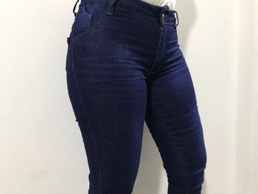 ·        A Calça Jeans Escura é o jeans que não pode faltar no guarda-roupa masculino. Básica e confortável, fica bem em diversas produções do seu... 