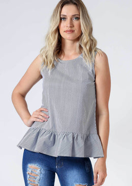 Blusa listrada com tecido de camisaria e babados na barra. Essencial para compor looks no dia-a-dia. Tabela de medidas: P= 36M= 38G= 40GG= 42Composição: 55% Algodão42% Poliéster3% Elastano 