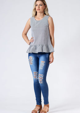 Blusa listrada com tecido de camisaria e babados na barra. Essencial para compor looks no dia-a-dia. Tabela de medidas: P= 36M= 38G= 40GG= 42Composição: 55% Algodão42% Poliéster3% Elastano 