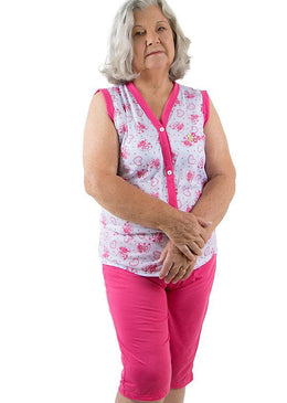 Lindo Pijama modelo pescador confeccionado em malha. Blusa com decote em ‘’V’’, um pequeno detalhe bordado ao lado esquerdo do busto, manga cavada e blusa... 