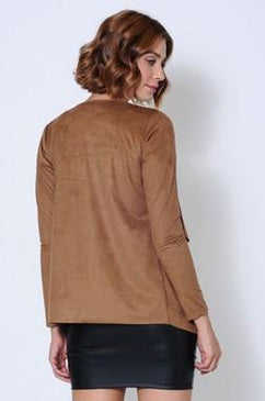 Lindo cardigan assimétrico em suede da coleção Outono/Inverno Adamas. O cardigan é uma peça chave no armário de qualquer mulher. Serve tanto para o verão... 