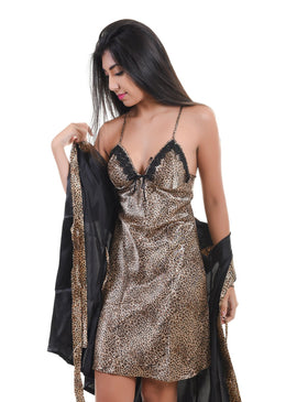 O robe em cetim liso, tecido de toque macio e caimento perfeito, possui mangas curtas com a faixa para amarrar na cintura. Modelo ótimo para... 