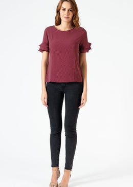 Blusa de crepe estampada de poá com babados nas mangas. Para um look descontraído!  Tabela de medidas:  P= 36 M= 38 G= 40 GG= 42... 