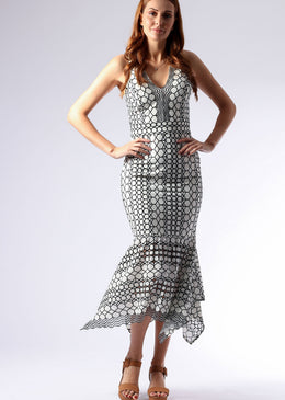   Vestido bordado em renda, com decote V.Decote semi-aberto nas costas. Look elegante e moderno para festas de dia e a noite. Modelagem da saia:... 