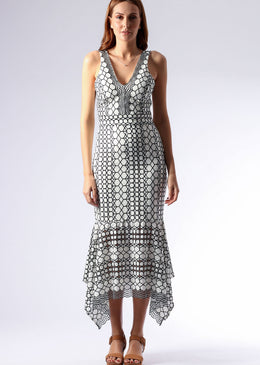   Vestido bordado em renda, com decote V.Decote semi-aberto nas costas. Look elegante e moderno para festas de dia e a noite. Modelagem da saia:... 