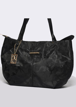 Shopping bag feita em material sintético com acabamento interno dublado. Espaçosa e super prática, possui bolso traseiro com zíper, tem fechamento principal em zíper e... 