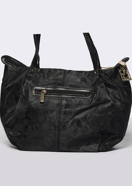 Shopping bag feita em material sintético com acabamento interno dublado. Espaçosa e super prática, possui bolso traseiro com zíper, tem fechamento principal em zíper e... 