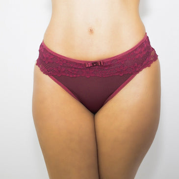 Calcinha confeccionada em Microfibra e detalhe em Renda com um lacinho na parte da frente.Produto com excelente acabamento e tamanho confortável vestindo como promete! TAMANHOS... 