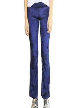 Calça feminina modelo reta, confeccionada em veludo cotelê. Com passantes no cós para melhor ajuste, fechamento por três botões em formato de flor em cada... 