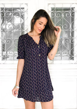 Chemisie em viscose trabalhada e manga 3/4 estampa delicada com flores e tecido nobre, shape soltinho, confortável,  elegante e estilosa!Composição:100% viscose 