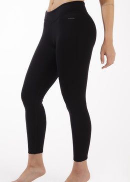 CALÇA LEGGING, PRODUZIDA COM TECIDO AUTHENTIC ORIGINAL DA SANTA CONSTÂNCIA, COSTURA REFORÇADA, COM ACABAMENTO IMPECÁVEL. A CALÇA POSSUÍ UM PEQUENO BOLSO NO CÓS, QUE PERMITE... 