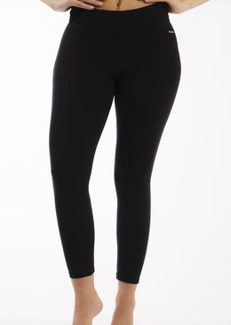 CALÇA LEGGING, PRODUZIDA COM TECIDO AUTHENTIC ORIGINAL DA SANTA CONSTÂNCIA, COSTURA REFORÇADA, COM ACABAMENTO IMPECÁVEL. A CALÇA POSSUÍ UM PEQUENO BOLSO NO CÓS, QUE PERMITE... 