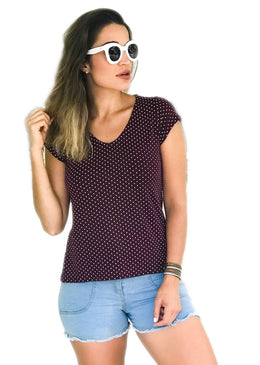 T-shirt de modelagem soltinha e decote redondo com estampa de poa, que deixa seu look despojado com muita classe!Composição:96% viscose4% elastano 