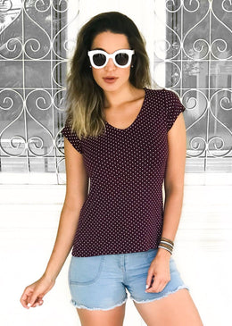 T-shirt de modelagem soltinha e decote redondo com estampa de poa, que deixa seu look despojado com muita classe!Composição:96% viscose4% elastano 