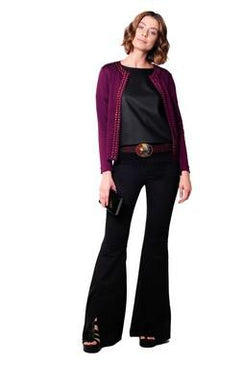 Lindo blazer de neoprene com aplicações de tachinhas. Blazer chic, que deixa qualquer look mais sofisticado e lindo. Ótima opção para trabalho e dia a... 