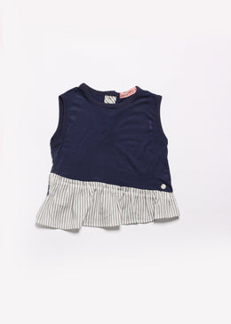 Conjunto infantil, perfeito para ser usado em dias ensolarados.Blusa com fecho nas costas em botão.SKU: CJT126Composição: Blusa: 93% Viscose| 7% ElastanoShorts: 96% Viscose | 4% Elastano ... 