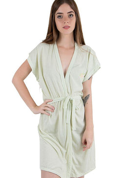Robe feito em malha de qualidade, peça básica e prática que toda mulher precisa ter em seu guarda-roupas. Feito em malha, ele tem um delicioso... 