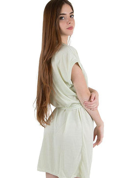 Robe feito em malha de qualidade, peça básica e prática que toda mulher precisa ter em seu guarda-roupas. Feito em malha, ele tem um delicioso... 