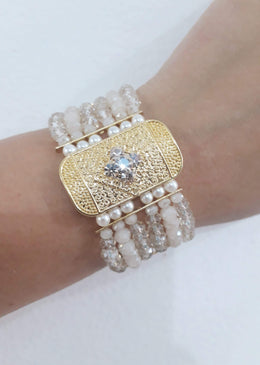 Maxi Pulseira Pérola. DESCRIÇÃO DO PRODUTO:Marca: FEITO A MÃO BIJUTERIAS FINASMateriais: pérola de resina, cristal leitoso e transparente, passante dourado banhado com colagem em strass.Linda pulseira com fino... 