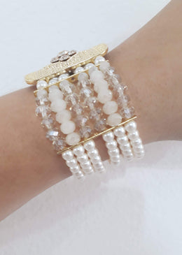 Maxi Pulseira Pérola. DESCRIÇÃO DO PRODUTO:Marca: FEITO A MÃO BIJUTERIAS FINASMateriais: pérola de resina, cristal leitoso e transparente, passante dourado banhado com colagem em strass.Linda pulseira com fino... 
