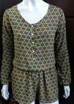 Macaquinho Estampado Viscose Acetinado Abertura mangas elástico cintura dando um caimento super agradável ao corpo tendo botão pérolas na frente Composição 100% Viscose Forro 100% Poliéster 