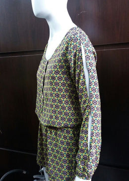 Macaquinho Estampado Viscose Acetinado Abertura mangas elástico cintura dando um caimento super agradável ao corpo tendo botão pérolas na frente Composição 100% Viscose Forro 100% Poliéster 