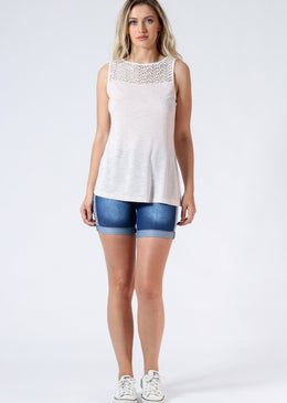 Regata Flamê com recorte de renda delicada. Perfeita para combinar com um jeans no dia-a-dia. Aposte nessa regata!Tabela de medidas: P= 36M= 38G= 40Composição: 50% Modal50% Poliéster 