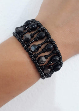 Maxi Pulseira Preta Canutilho. DESCRIÇÃO DO PRODUTO:Marca: FEITO A MÃO BIJUTERIAS FINASMateriais: canutilho e miçanga de vidro, abs e cristal.Estrutura feita em silicone e alfinete. As miçangas e... 