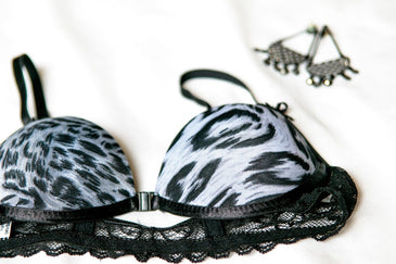 Soutien confeccionado em microligth estampada e pala em renda . CORES : PRETO e BRANCO TAMANHOS : P. Produto de ótima qualidade.No KIT enviamos cores diversificadas... 